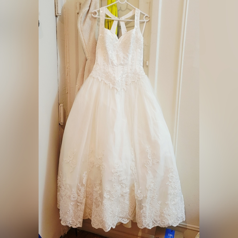 Vintage Basque Waist Halter Ball Gown Wedding‎ Dress Lace Hem